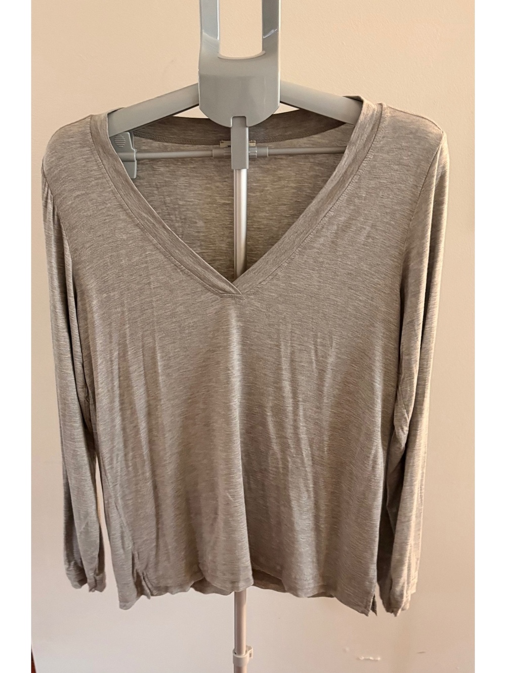 POL Women's Long Sleeve V-Neck Top Size Small Gray